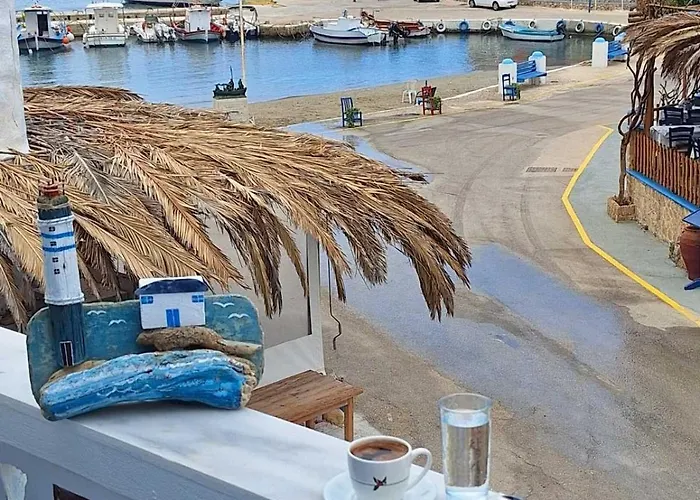 Captain Elias House * Фойникион